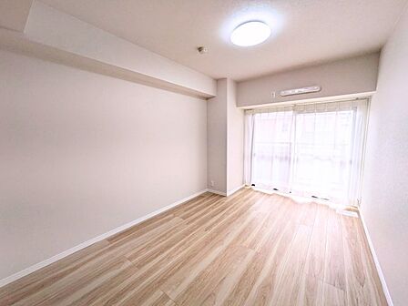 大きな窓があり、開放感あふれる明るい空間が広がっています。