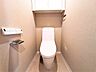 トイレ：清潔感のある温水洗浄便座付きトイレです。上部の棚は、トイレットペーパーなどのストックに重宝します。