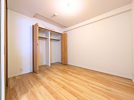 ハンガーパイプ付きクローゼットを完備。丈の長い衣類もきれいに収納できてお部屋が片付きます。