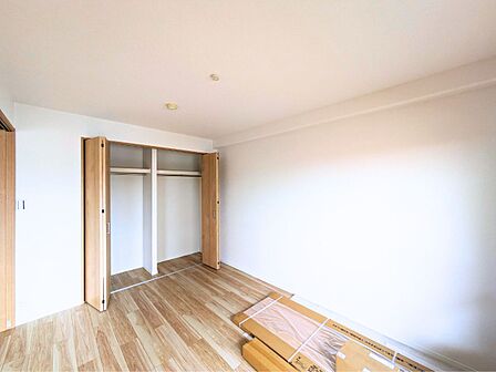 服や荷物をすっきりしまえる大容量クローゼット付き。明るいナチュラルテイストのお部屋です。