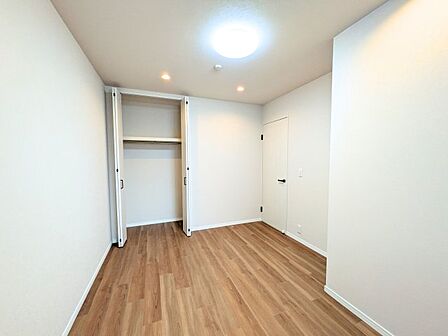 衣類をまとめて収納できるクローゼットを備えた洋室。室内を広く使えてお部屋がすっきりと片付きます。