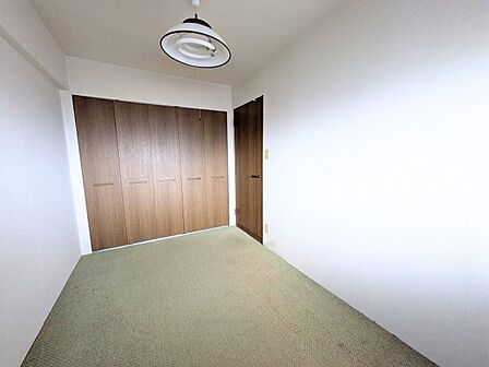 壁一面に大型の収納スペースを備えたお部屋。お衣服や季節の荷物もすっきりと収まります。