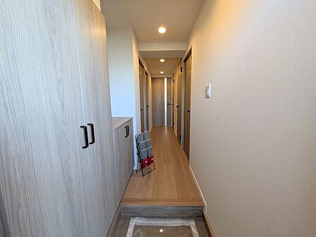 木の温もりが広がる清潔感あふれる玄関廊下は、ダウンライトのやさしい光が住まいへ迎え入れます。
