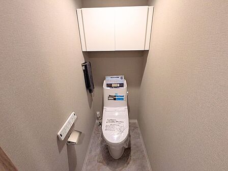 清潔感のある温水洗浄便座付きトイレには上部収納が備わり、トイレットペーパー等もすっきり収まります。