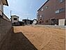 外観：スーパーや小学校が近く、便利な立地です。