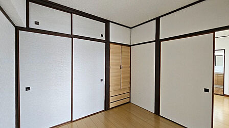 押入と物入がまとまり、家具を増やしすぎず居室を使いやすくできます。