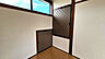 壁面の小屋裏収納は、季節用品などを居室から分けてしまう場所として。