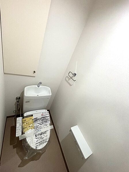 便器新調・シャワートイレ新調床CF張替・壁天井クロス貼替