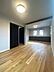 室内：2階の6帖×2部屋です。現状は2部屋分がつながっており、将来的に区切ることも可能です♪