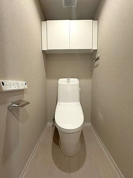 トイレは廊下から行くことができます♪廊下をはさんでいるので、よりプライベート感を保つことができます♪