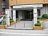 外観：近隣のバス停や駅まで徒歩約3分♪中心地へのアクセス良好な立地です♪