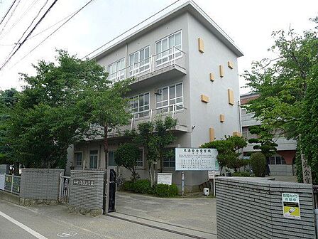 松山市立湯築小学校 松山市の道後地区に位置する湯築小学校。豊かな歴史と自然に囲まれた環境で、地域とともに健やかな心身と学びを育みます 329m