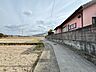 外観：閑静な住宅街にあるお家です♪前面道路幅は、約3.5ｍあり、車1台十分通行する事ができます♪