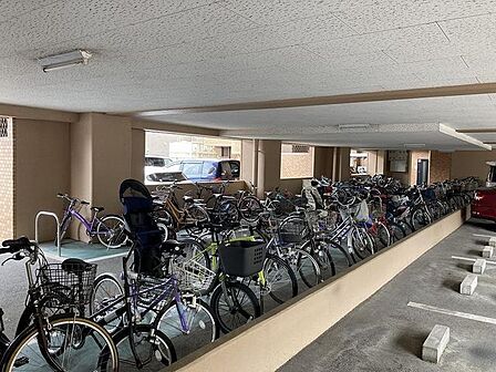 駐輪スペースあり♪雨風や雪、紫外線などの影響を軽減してくれる屋根付なのが嬉しいですね♪