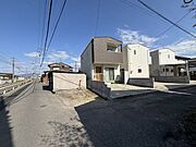 忙しい朝の身支度をスムーズにする、機能的な洗面スペース。浴室に隣接した動線で、脱衣や洗濯の作業も効率的に行えます。