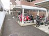 外観：バイクスペースもございます♪屋根がついているので、雨風や雪、紫外線などからの影響を軽減してくれます♪