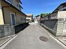 外観：閑静な住宅街です♪前面道路は西側で幅員約4ｍあり、車1台がゆとりをもって通れます♪