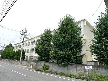 松山市立雄郡小学校 261m