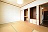 室内：【2階和室】天袋・上段・下段と分かれており、奥行きもしっかりあるため、収納力の高さが魅力。