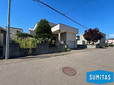 外観:クワザワ工業」施工のしっかりとした造りの住宅です。昭和57年築ですが新耐震基準を満たし耐震面で安心。 外観:クワザワ工業」施工のしっかりとした造りの住宅です。昭和57年築ですが新耐震基準を満たし耐震面で安心。