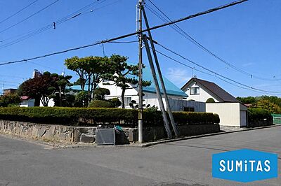 外観:南西側・南東側ともに幅員8.0mの公道に接する角地物件につき、開放感があり陽当り良好です。 外観:南西側・南東側ともに幅員8.0mの公道に接する角地物件につき、開放感があり陽当り良好です。