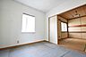 室内：【洋室5.25帖】和室とは引き戸でつながっており、開放すれば広々とした続き間としても活用できます。