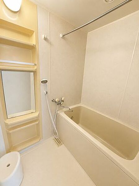 (家具削除しCG加工)ゆったりとした浴槽で、毎日の疲れを心地よく癒せます。