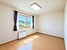 室内：【洋室6帖】大きな窓からたっぷりと陽光が差し込む、明るく開放感のある洋室。※家具削除しCG加工