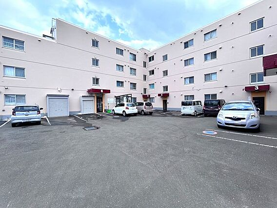建物目の前に駐...