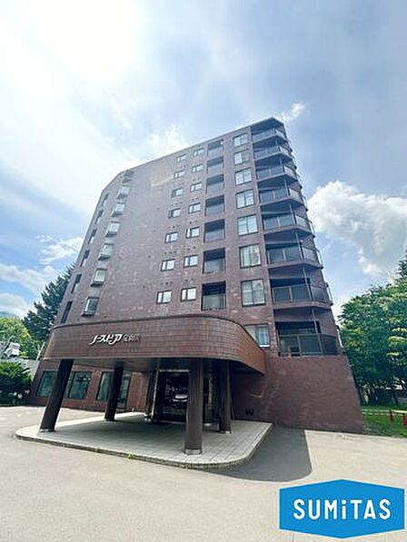 【外観】緑豊かな周辺環境に溶け込む、落ち着いた赤レンガ色の外観。自宅で温泉を楽しめる魅力的な一邸。