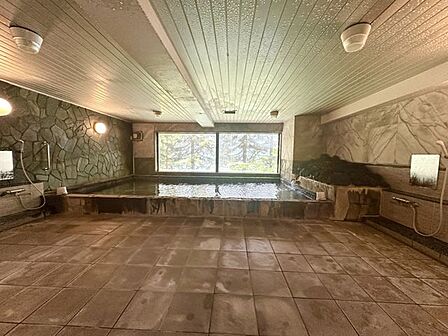 【大浴場】マンション共用の広々とした温泉大浴場!日々の疲れを心身ともに癒やす贅沢な共用設備です。