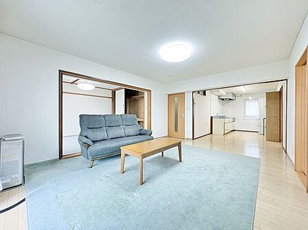 家具を置いてもゆとりのある18帖LDK。和室と繋げば大空間に。家族皆でゆったり寛げます。