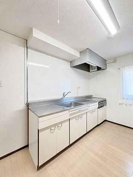 上下に収納棚を備えた壁付けキッチン。窓付きで明るく快適です。※現地の撮影写真を基にCG加工編集済