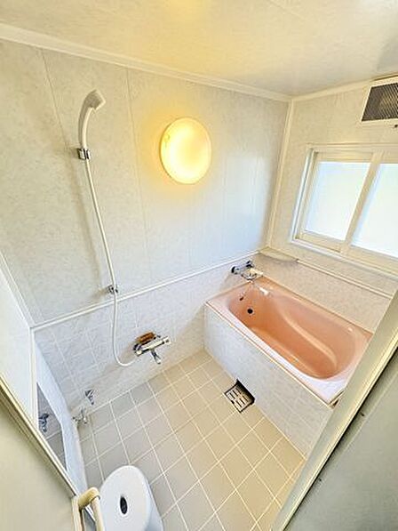 自然換気ができる便利な窓付き浴室。明るく清潔感のある空間で日々の疲れをゆったり癒せます。