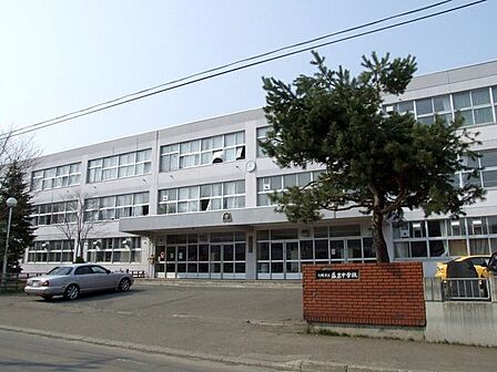 藻岩中学校 240m