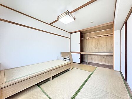 大きな押入収納を備えた約6帖の和室。布団や衣類もしっかり収まり、寝室としても重宝します。