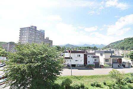 お部屋からは青空と豊かな山並みを一望。四季折々の風景が暮らしを彩る開放的な眺望です。