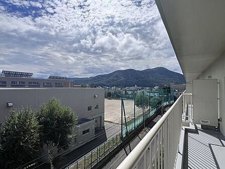 最上階からの開放感あふれる景色!青空と遠くの山並みを一望できる爽やかな眺望です。