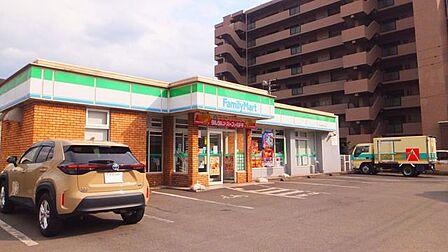 ファミリーマート 大分萩原4丁目店 36m