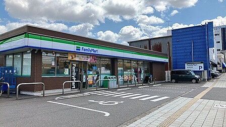 ファミリーマート大分南津留店 577m