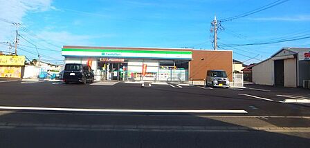 ファミリーマート 大分皆春店 411m