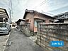 外観：1977年1月築の建物です。建屋の中には2部屋の和室があります。