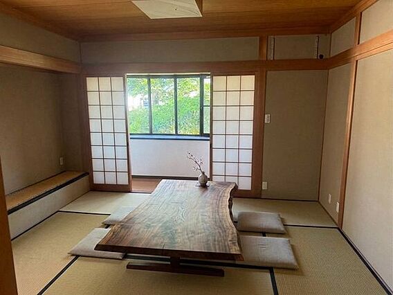 写真は家具を配...