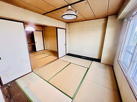 【和室6帖窓側】隣の和室と続き間としても使える6帖の和室。