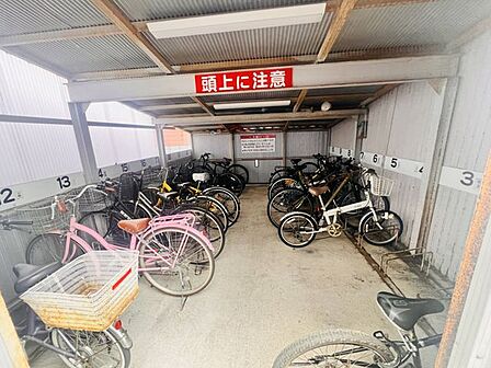 【自転車置場】屋根付きの駐輪場を備え、自転車を雨や雪から守りながら保管できます。