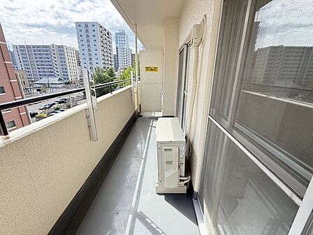 【バルコニー】住戸に沿って伸びるバルコニーは、外の光や風を身近に感じられる場所。