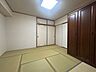 室内：【居室】写真はCG加工済。約8帖の和室。寝室や客間としてゆったり過ごせる快適な空間です。