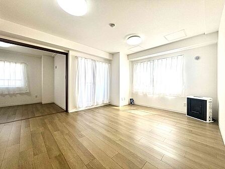 【リビング】隣室との引き戸を開放すれば、ひと続きの大空間としてもゆったり活用できます。
