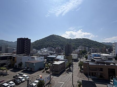 【眺望】手前に広がる街並みと、奥に広がる緑豊かな山並みを一望できる見晴らしの良い眺望