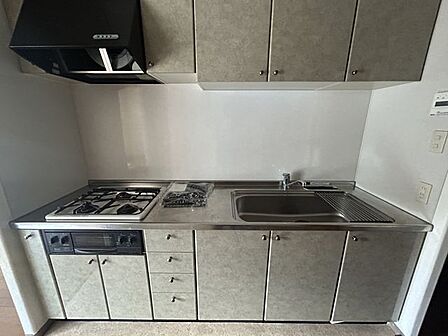 【キッチン】上下に豊富な収納を備えた使い勝手の良いシステムキッチン!